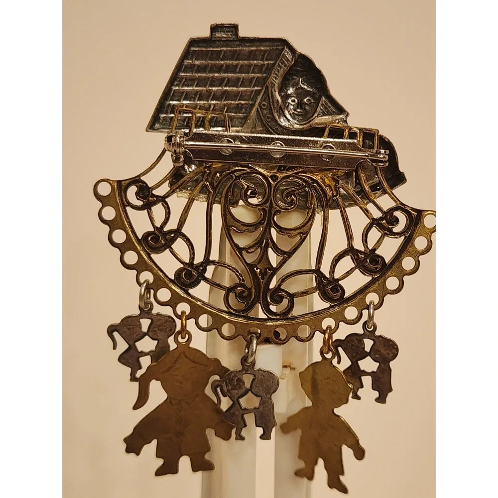 Rare Vintage Old Woman Who Lived in a Shoe‎ Pin Brooch Charms Family